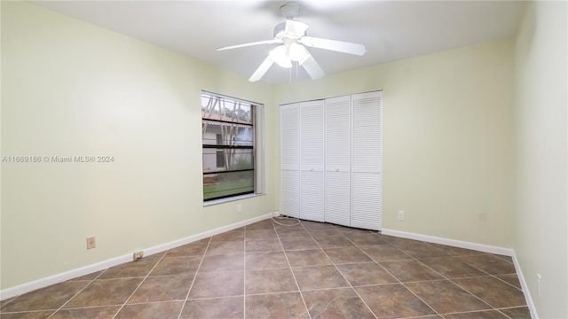 unfurnished bedroom featuring ceiling fan and a closet