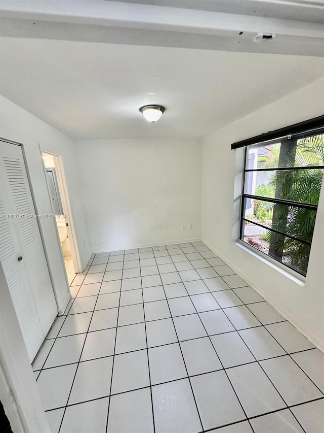 unfurnished room featuring light tile patterned floors