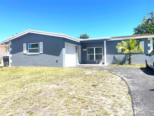 single story home with a front lawn