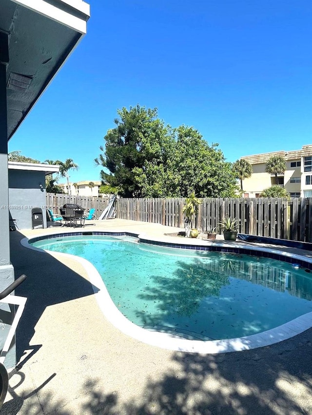 view of swimming pool featuring a patio