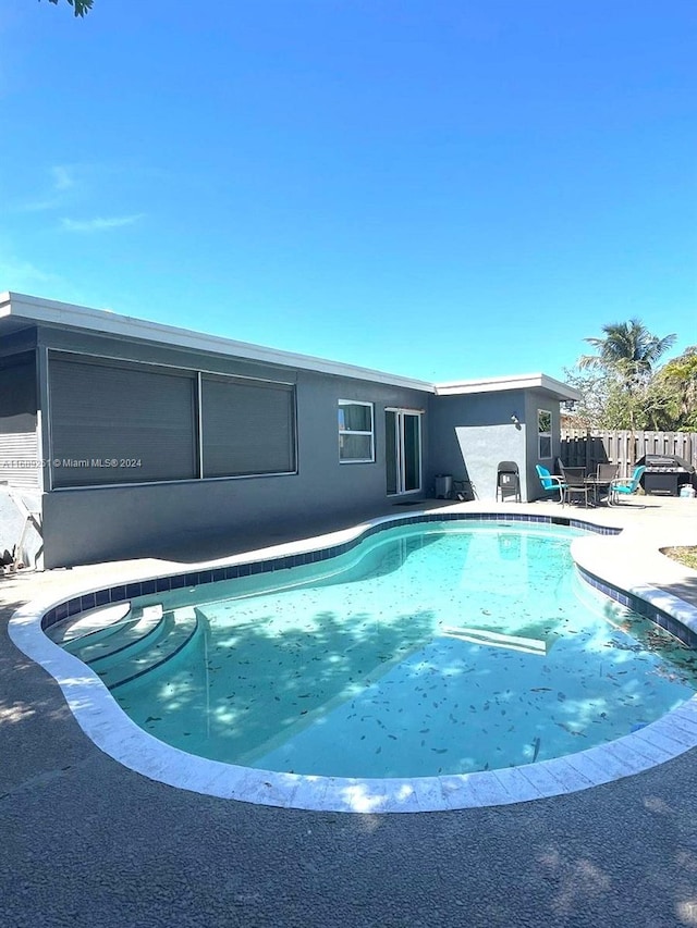 view of swimming pool