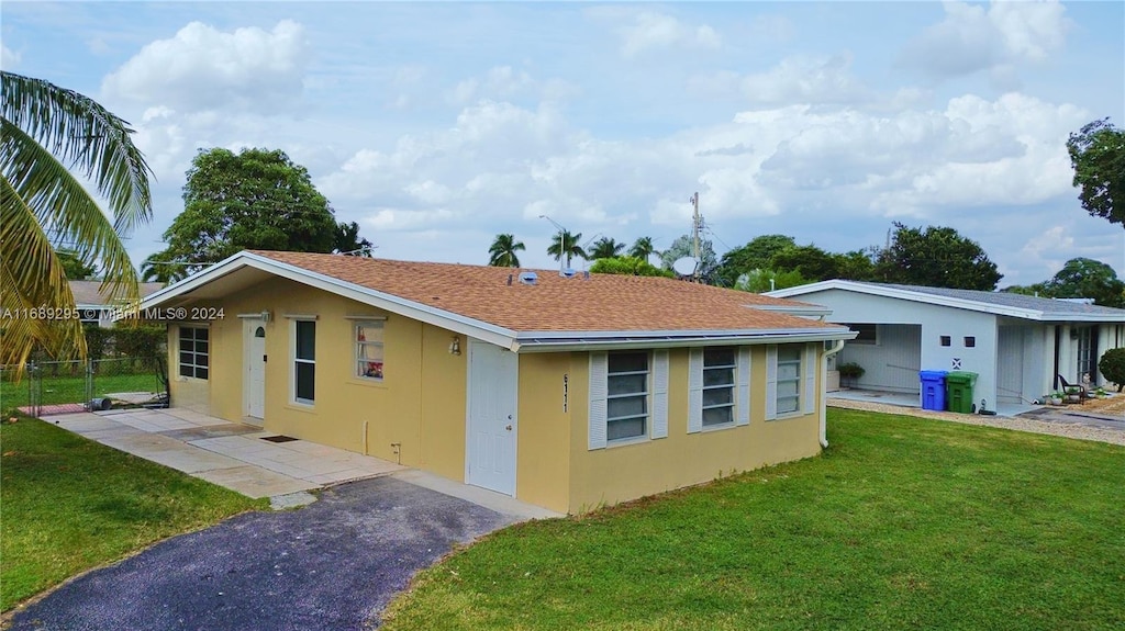 view of front of property featuring a front yard