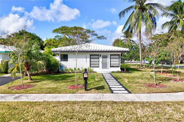 view of front facade featuring a front yard