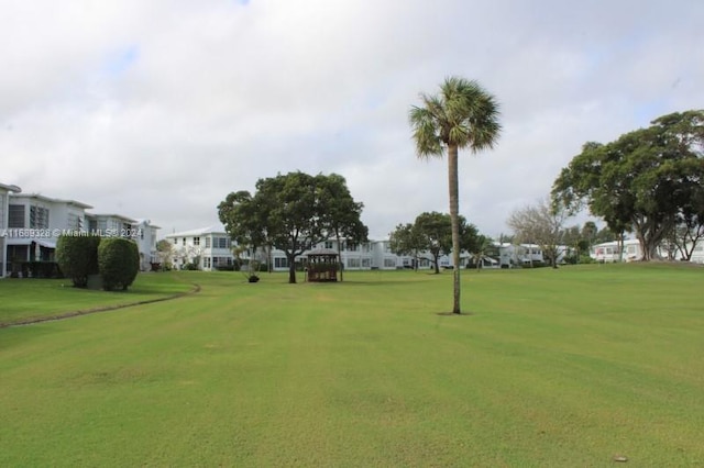 view of property's community featuring a lawn