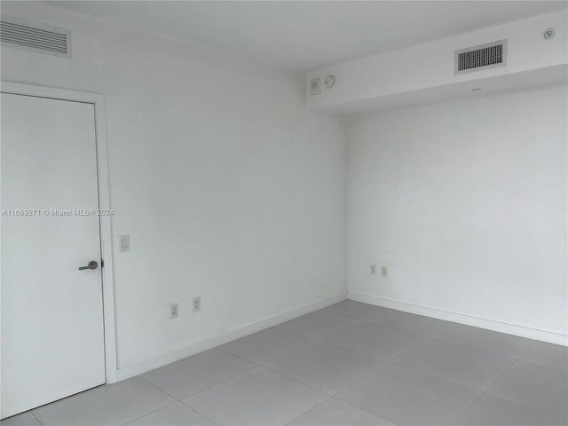 spare room featuring light tile patterned floors