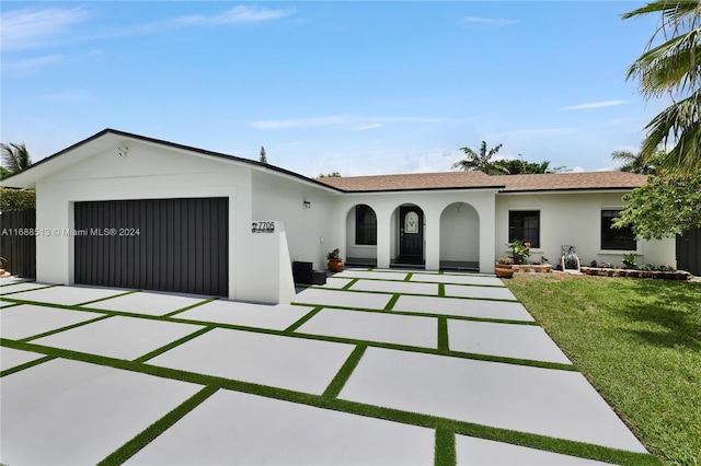 view of front of home featuring a front lawn and a garage