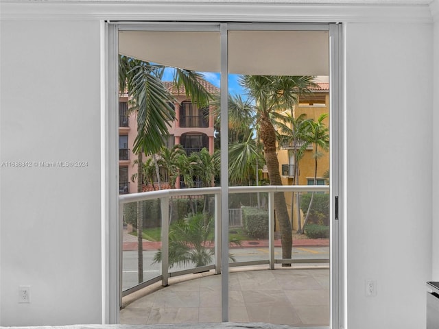 entryway featuring crown molding