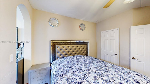 bedroom with ceiling fan