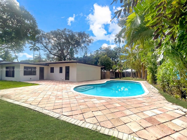 view of swimming pool featuring a patio