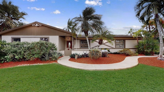 view of front facade featuring a front yard