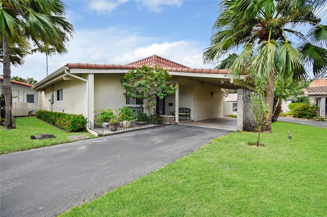 view of front facade featuring a front lawn and a carport