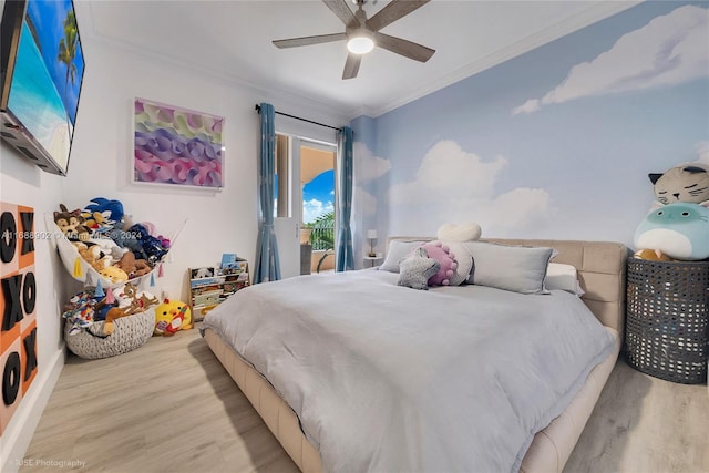 bedroom featuring light hardwood / wood-style flooring, ceiling fan, and crown molding