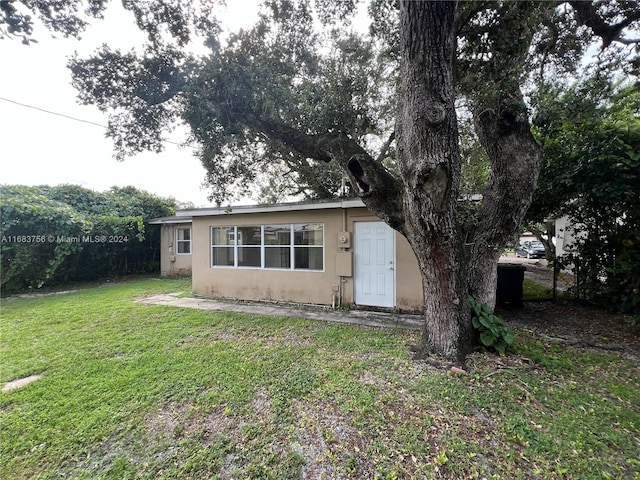 view of front of home featuring a front lawn