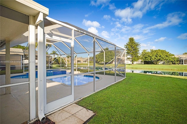 view of swimming pool with an in ground hot tub, a water view, a patio, a yard, and a lanai