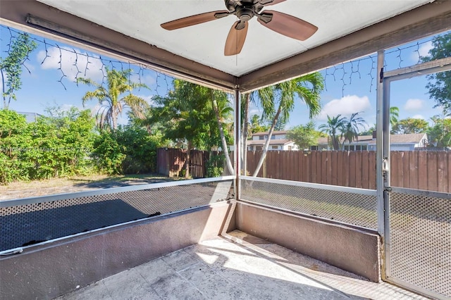 sunroom with ceiling fan