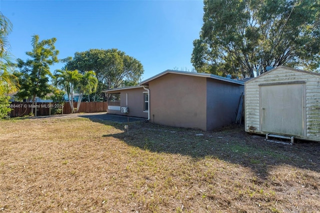 view of yard featuring a shed