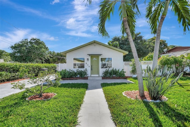 view of front of home featuring a front yard