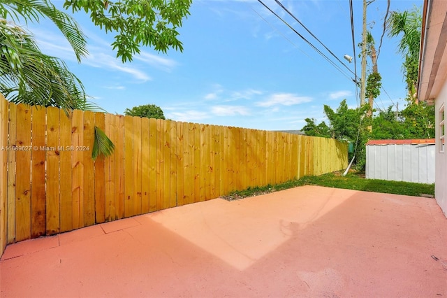 view of yard with a patio area