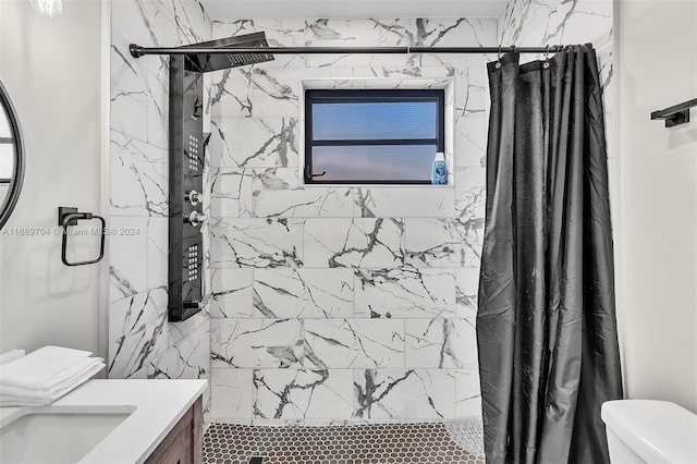 bathroom with a shower with shower curtain, vanity, and toilet