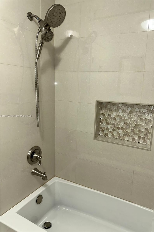 bathroom featuring tiled shower / bath combo