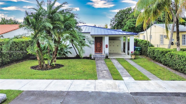 bungalow featuring a front lawn