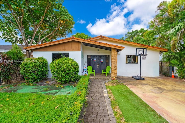 view of front of property featuring a front yard