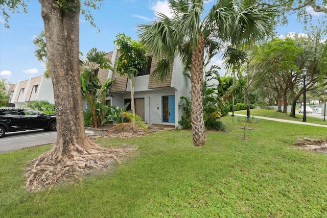 view of front facade featuring a front lawn