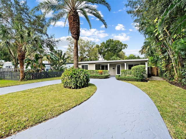 single story home featuring a front lawn