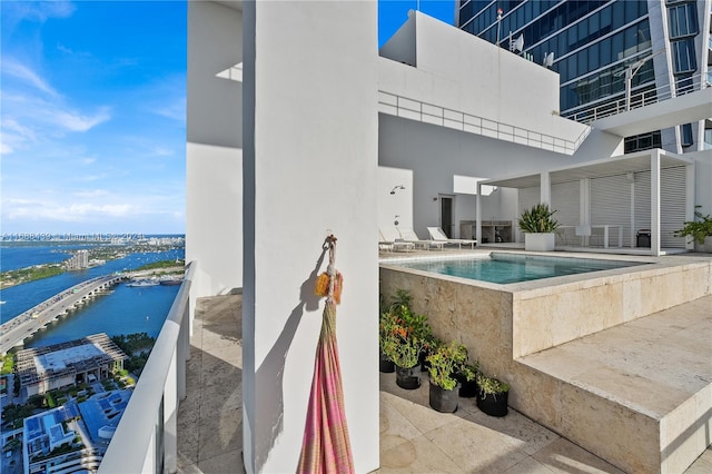 view of swimming pool featuring a water view