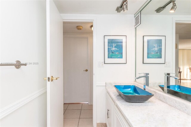 full bathroom featuring vanity, shower / bathtub combination with curtain, backsplash, and toilet