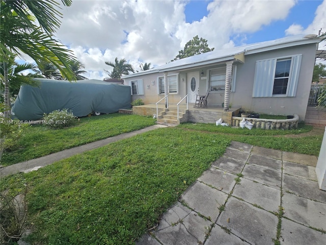 view of front of home featuring a front yard