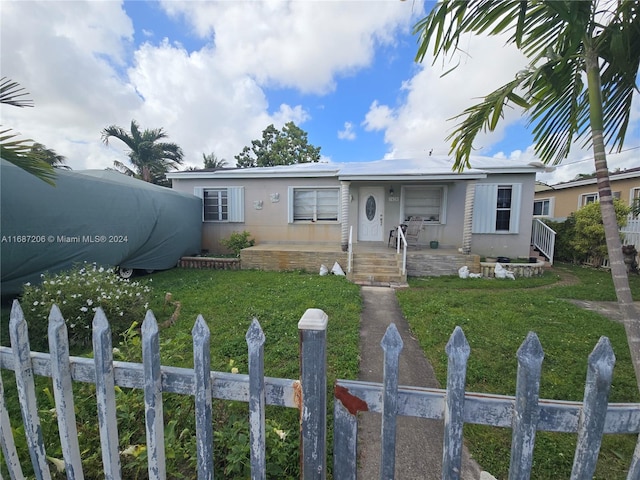 view of front facade with a front yard