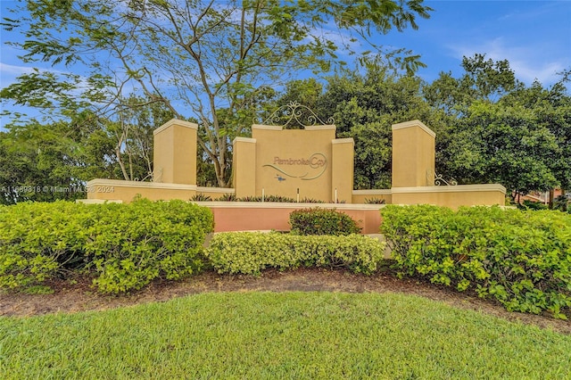 community sign with a lawn