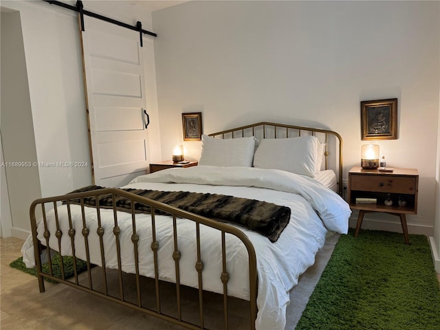 bedroom featuring a barn door