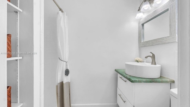 bathroom featuring a shower with curtain, vanity, and toilet