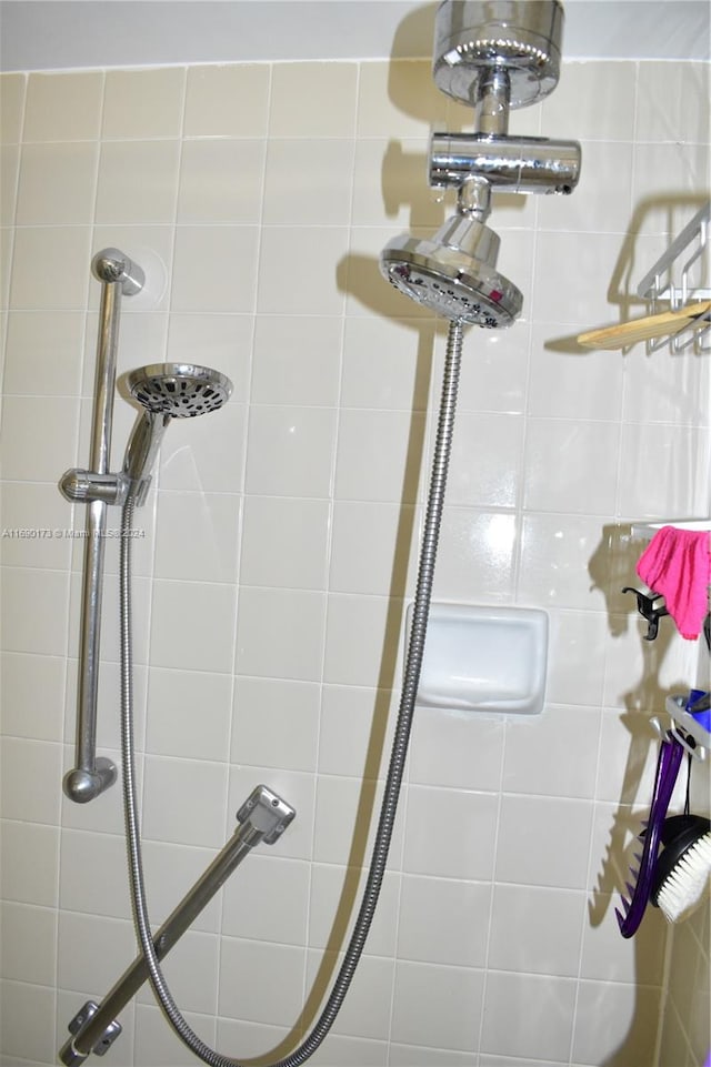 bathroom featuring tiled shower