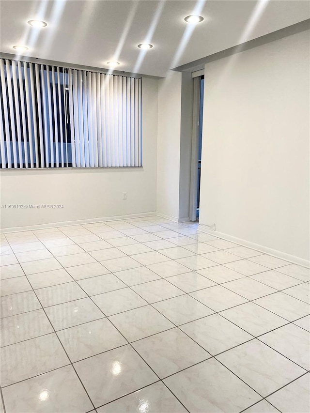 empty room featuring light tile patterned flooring