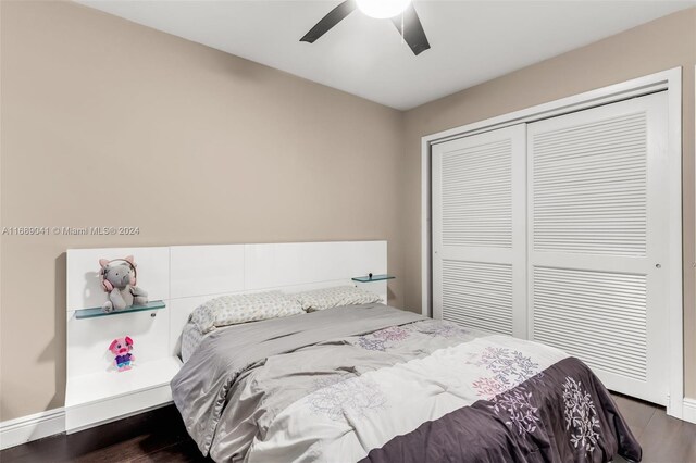 bedroom featuring ceiling fan, dark hardwood / wood-style floors, and a closet