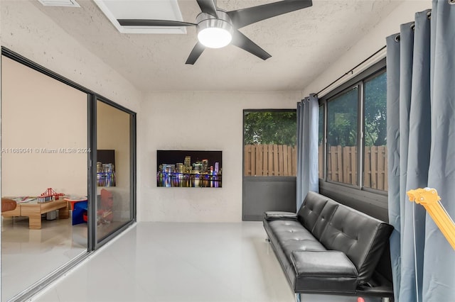 sunroom with ceiling fan