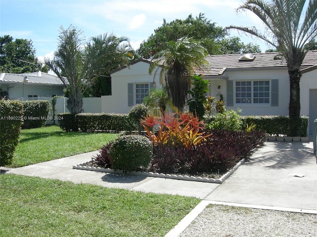 view of front of property with a front yard