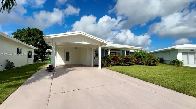 view of front of property featuring a front lawn and a carport