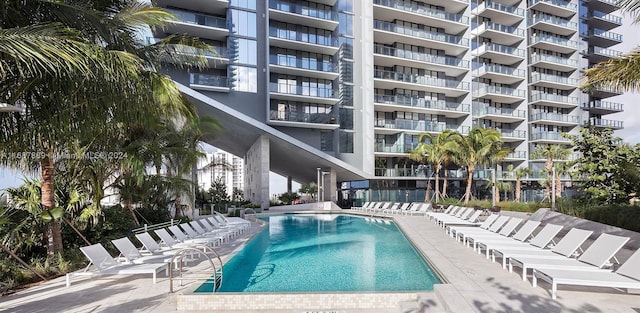 88 SW 7th St Unit 2408, Miami, FL 33130 - view of community pool