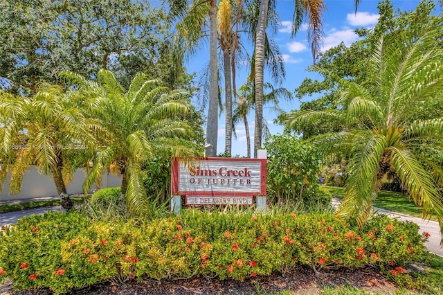 view of community / neighborhood sign