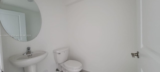 bathroom featuring toilet and sink