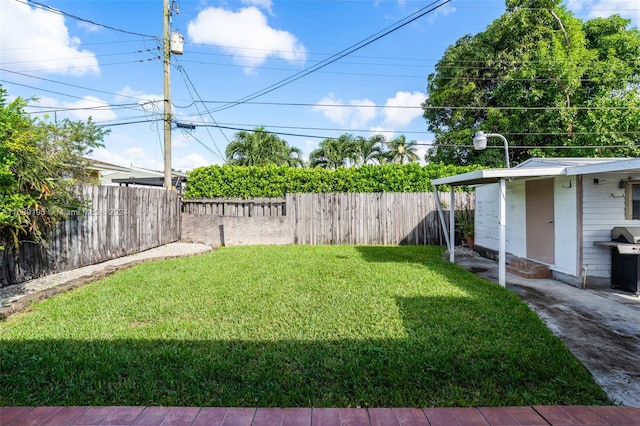 view of yard with an outbuilding