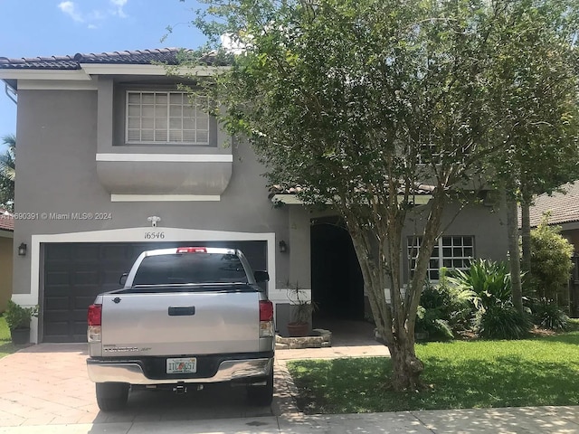 view of front facade featuring a garage