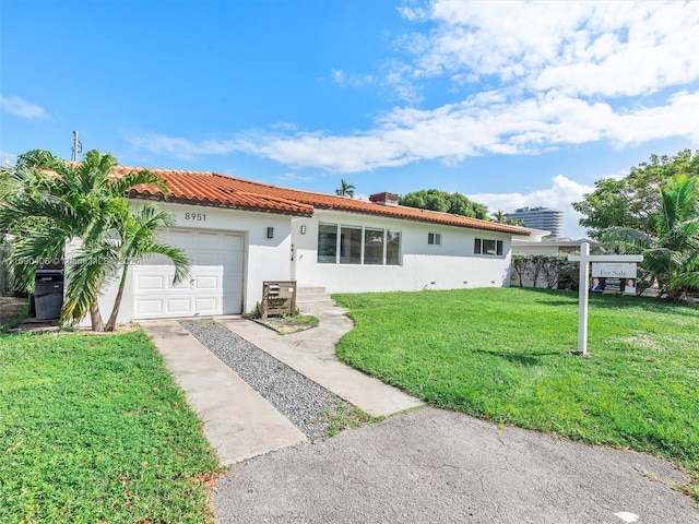 view of front of house featuring a front lawn and a garage