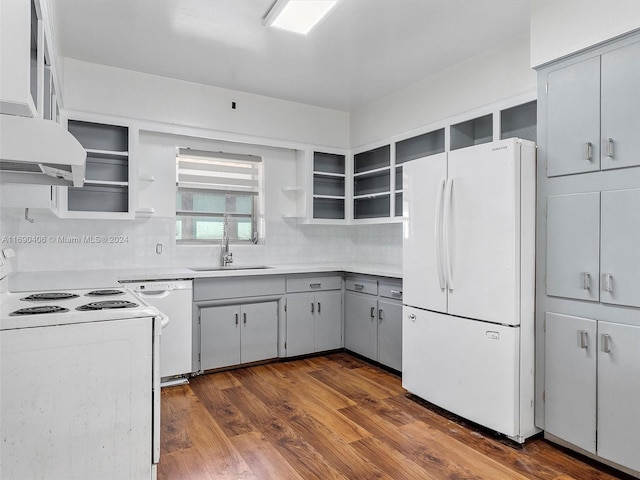 kitchen featuring gray cabinetry, sink, dark wood-type flooring, white appliances, and decorative backsplash