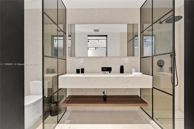 full bath featuring visible vents, toilet, vanity, a shower stall, and backsplash