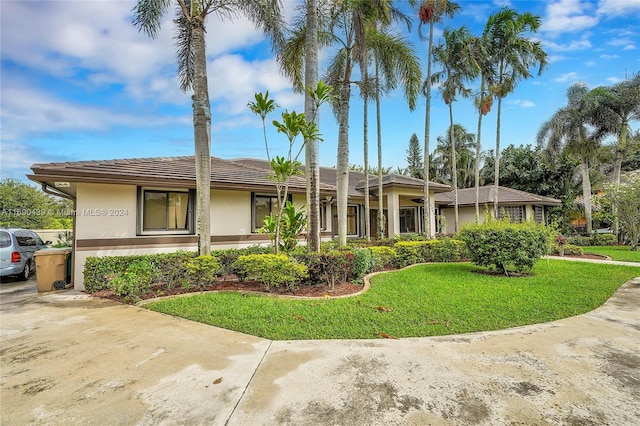 view of front facade with a front lawn